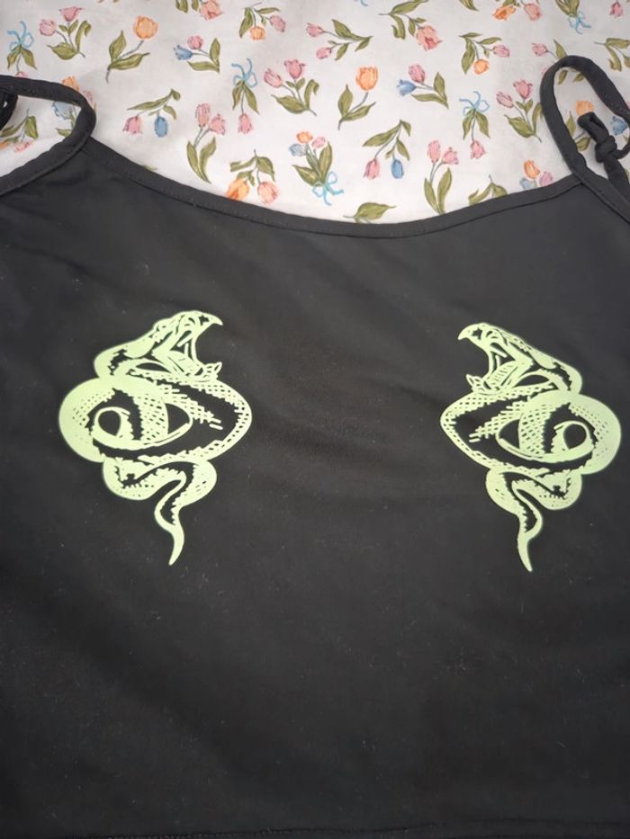 Crop top dragon noir et vert fluo - photo numéro 2