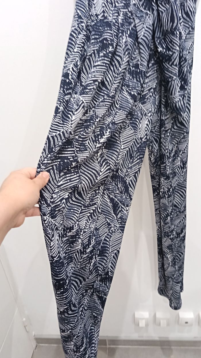 Combinaison bleu feuillage col v plongeant ceinture Armand Thiery taille 40 - photo numéro 3