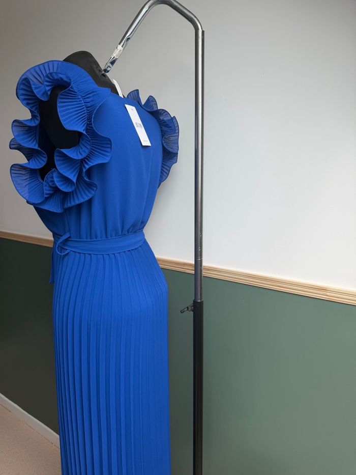 Robe longue plissée bleu rois / décolleté en V croisé Victoria - photo numéro 6