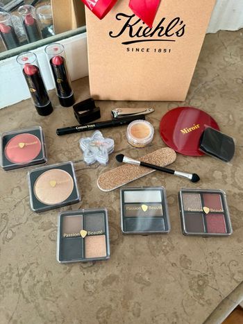 Lot maquillage neuf - idéal cadeau de Noël
