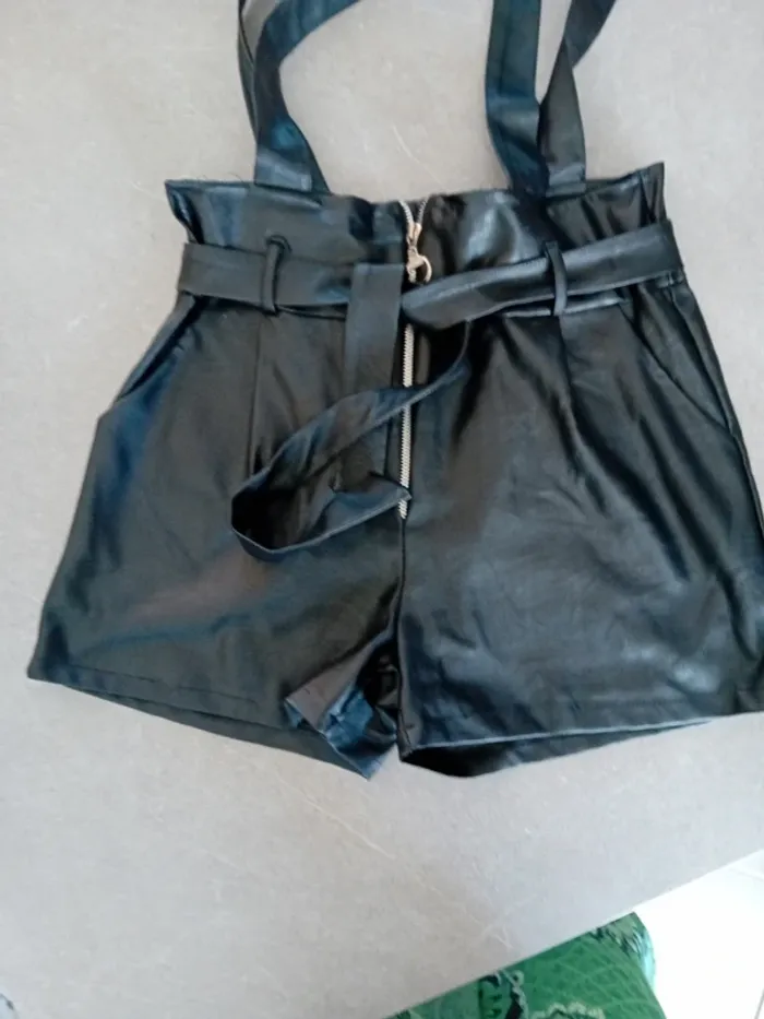 Short avec Bretelle en Simili cuir Noir en Taille L/40