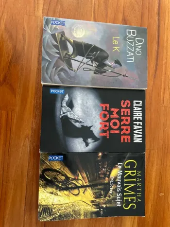 Lot de trois livres. Pocket.
