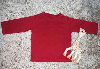 Pull simple rouge excellent état 3 mois