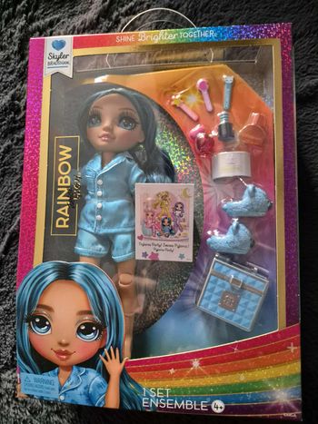 Poupée Skyler Rainbow Junior High pyjama party