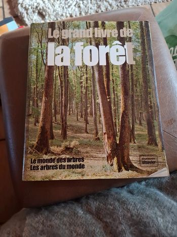 Le grand livre de la forêt.