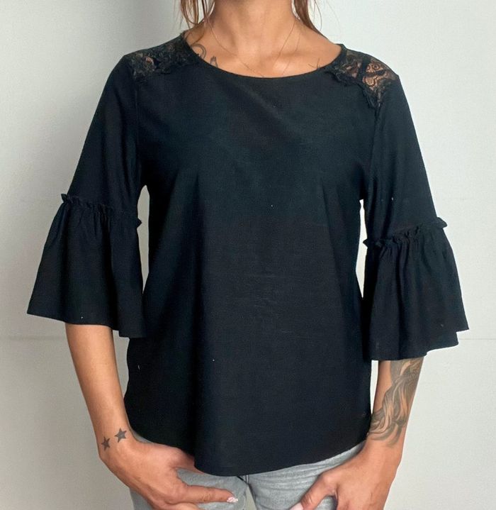 Blouse noire taille M , dentelle dans le dos - photo numéro 2