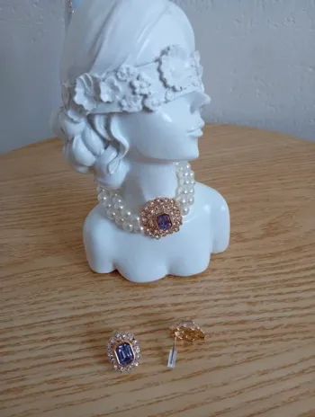 Ensemble fantaisie en perles blanches sophistiquées avec des boucles violettes doré pour fête