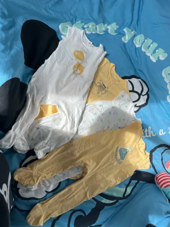 Lot de 4 pyjamas à pieds 23 mois