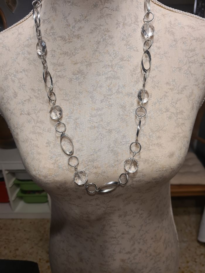 Collier. argenté et breloques transparente. 38 cm. - photo numéro 2