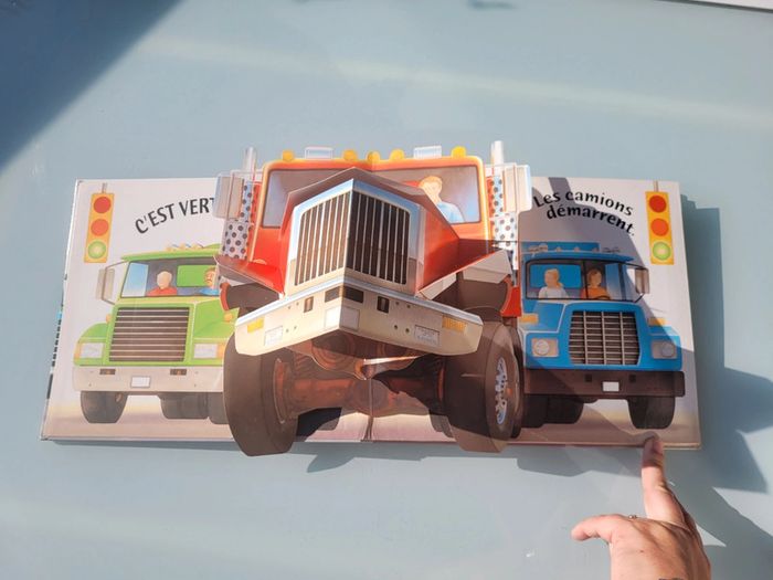Superbe livre Pop-up Vrrroum! Mango jeunesse, À chaque page, un camion surgit! 62 - photo numéro 3