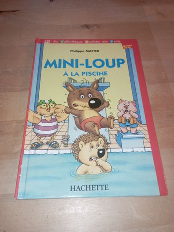 Livre mini loup a la piscine