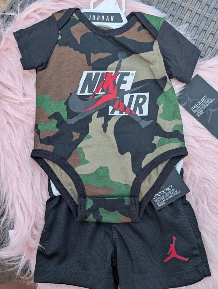 Ensemble Nike air Jordan neuf. 3 mois