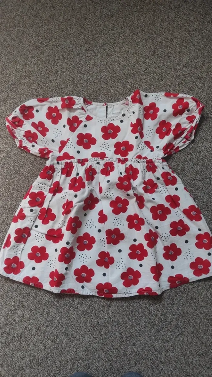 Très jolie robe 3 ans à fleurs rouges