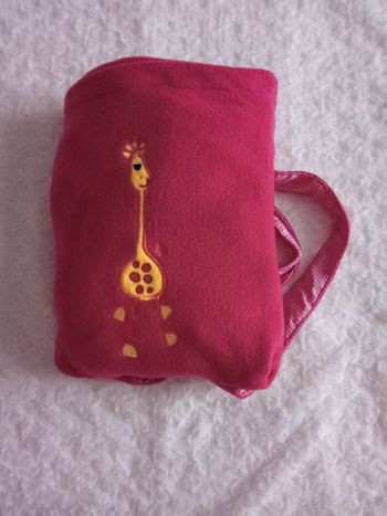 Plaid rose fushia avec son sac à dos girafe