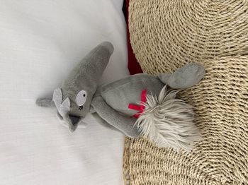 Peluche Louve Gris Clair Noeud Rouge AUZOU 25 cm 