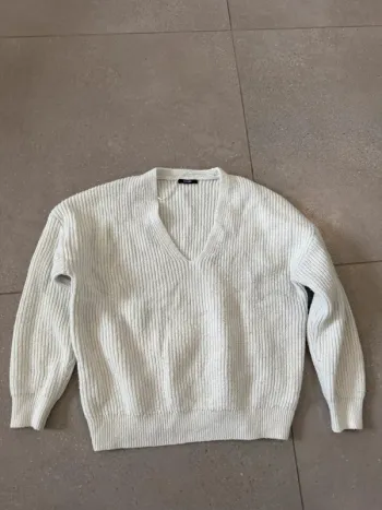 Pull blanc Kiabi, bon état mais il y a des petites bouloches, taille M