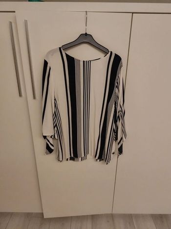 Blouse à rayures noir et blanc avec manches évasées