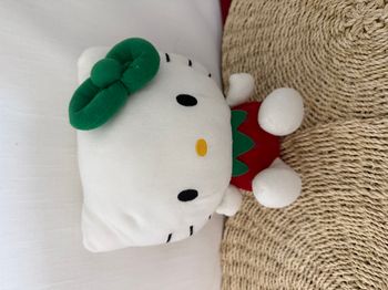 Hello Kitty Peluche chat Habit Fraise Avec Ailes sanrio jemini col noeud fleur vert nez jaune assis
