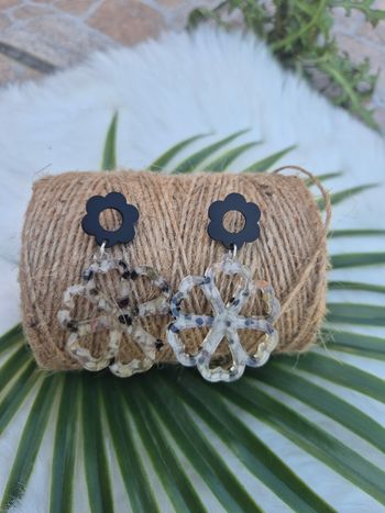 Boucles d’oreilles en resine et petits cailloux d'aquarium 💎✨ #Bijoux #Création #Résine #Aquarium