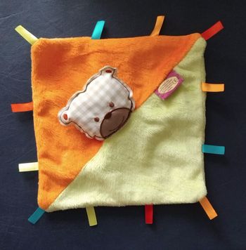 Doudou carré plat ours orange et vert - Tineo
