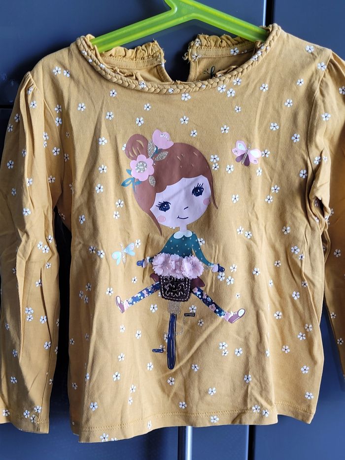 Très joli t shirt manches longues C&A 6 ans