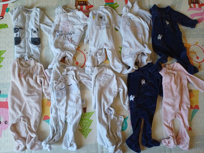 Vêtements 6 mois (body, pyjamas, t-shirt, pantalon, pull, robes) - photo numéro 2
