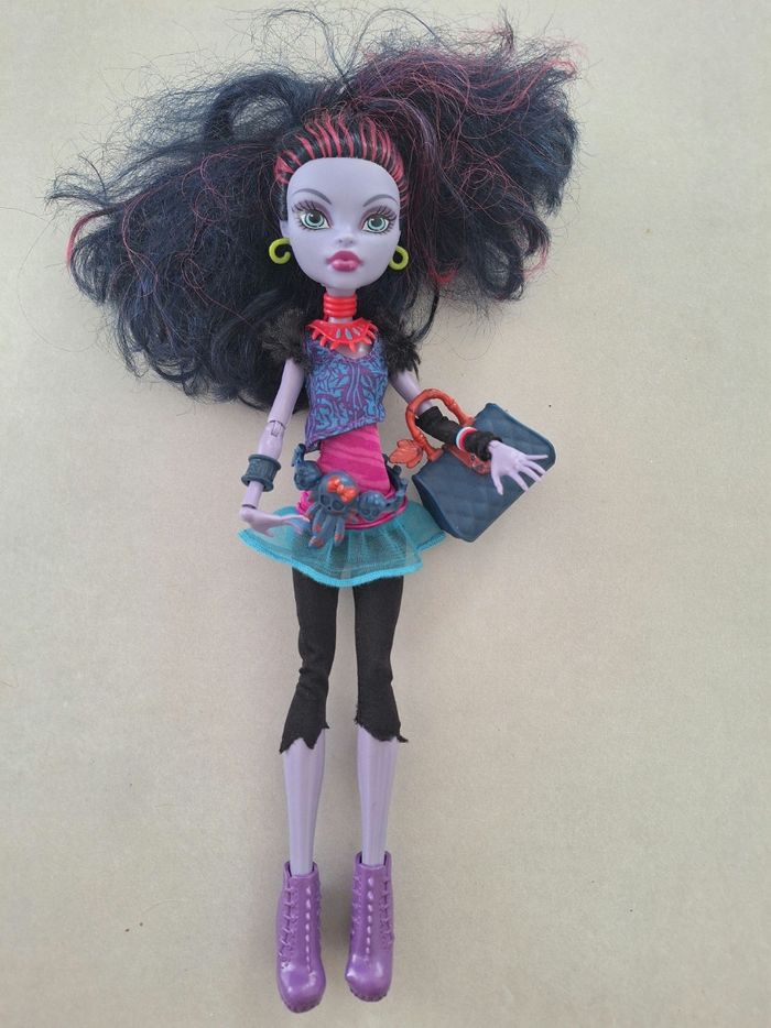 Lot 9 poupées monster high et supports - photo numéro 8