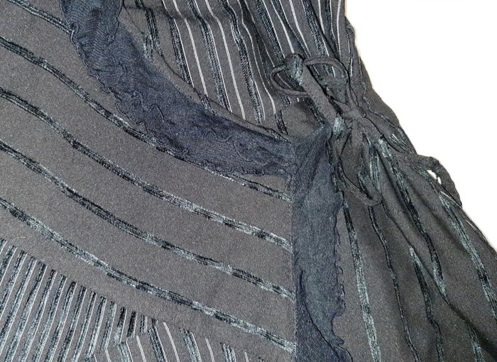 Robe noire bretelle façon cache coeur - photo numéro 3