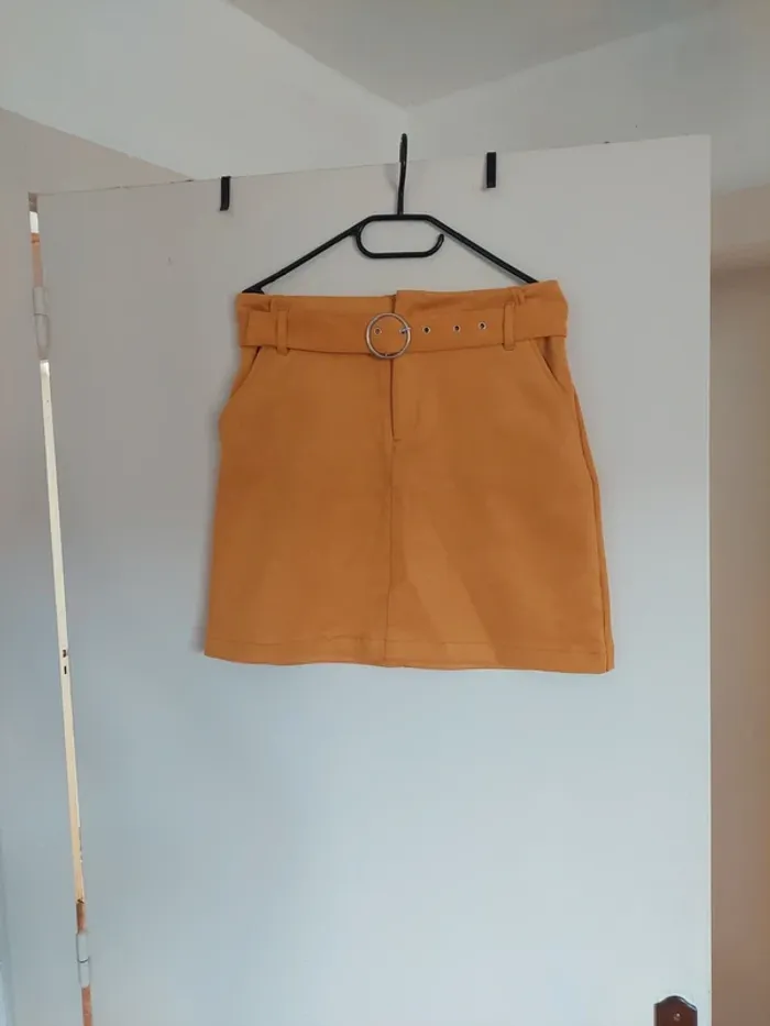 Mini jupe jaune en suédine