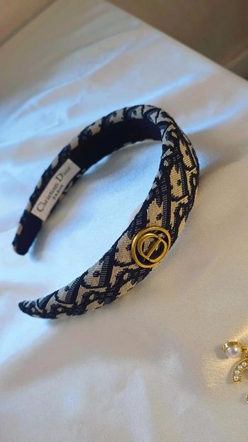 Un accessoire chic et intemporel pour sublimer vos coiffures