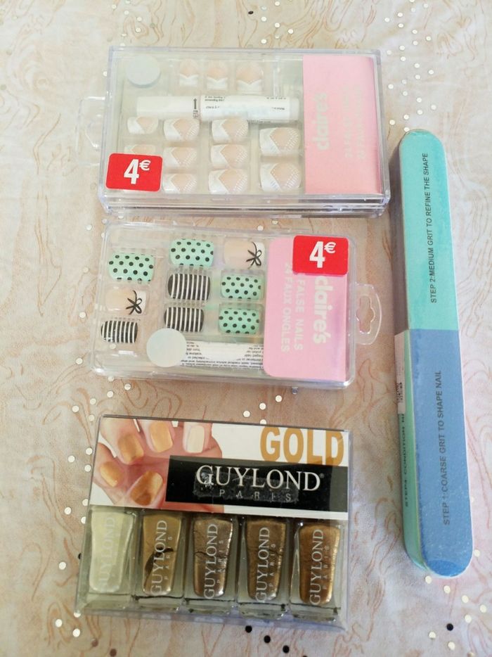 Lot   d'      accessoires pour des beaux ongles  neuf