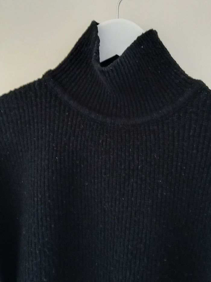 Pull noir court col cheminée - photo numéro 4