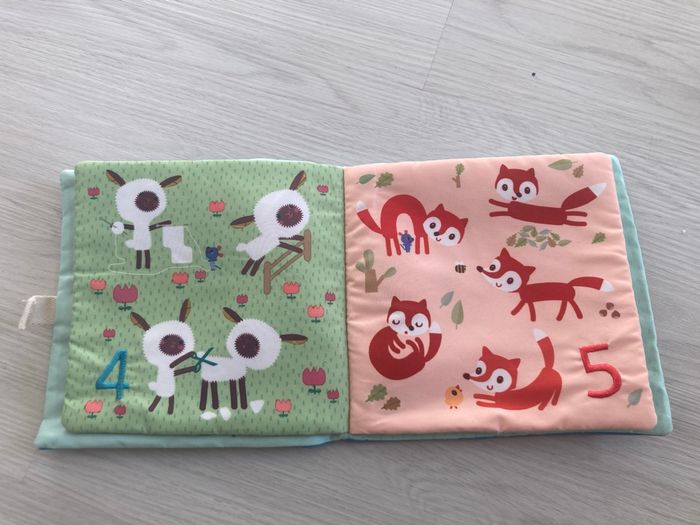 Livre tissu NEUF