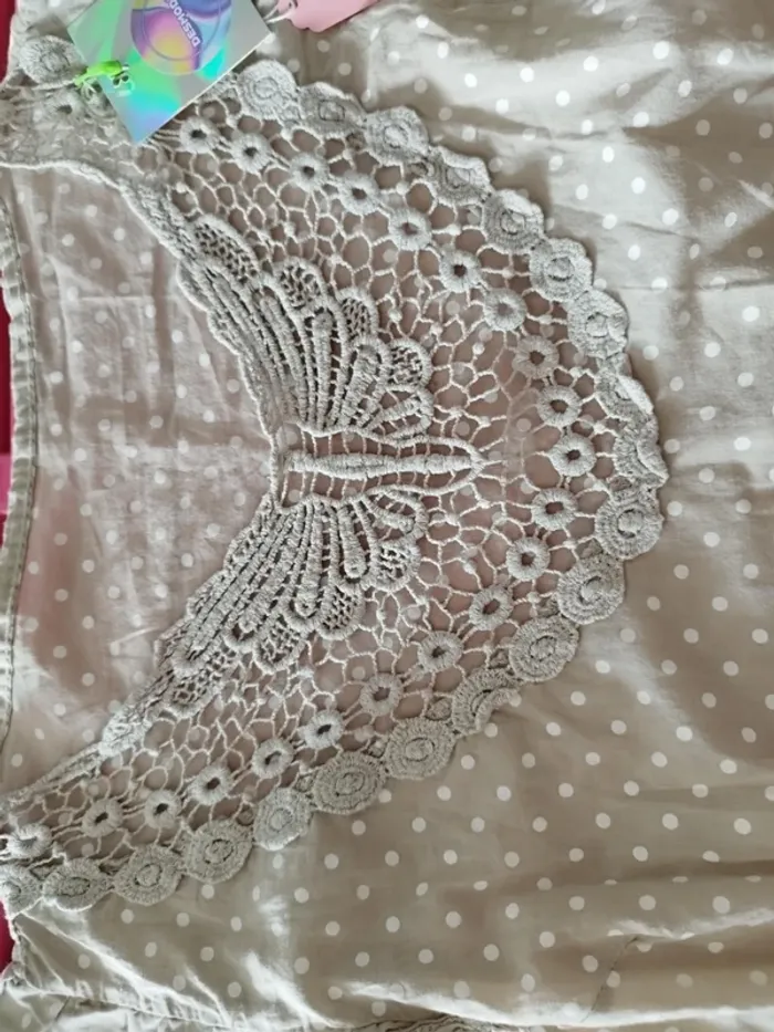Blouse beige manches courtes crochet et soie - photo numéro 4