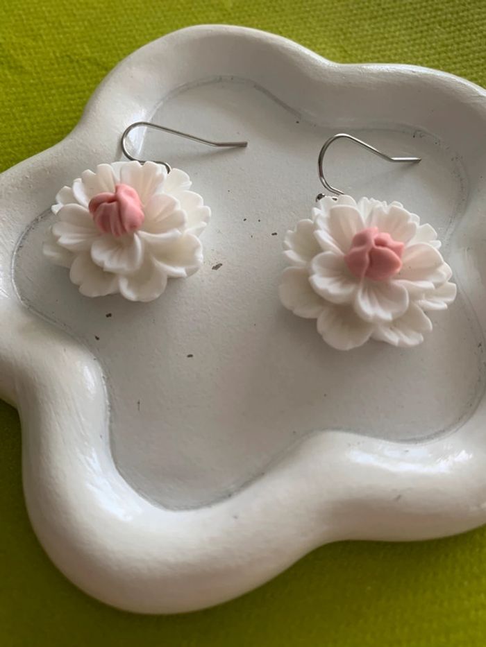 Boucles d’oreilles fleur blanche en résine - photo numéro 2