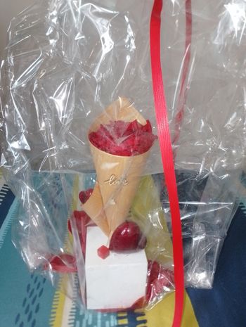 Cornet avec rose éternelle et ses coeurs sur son socle cube blanc