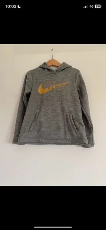 Pull à capuche nike .
