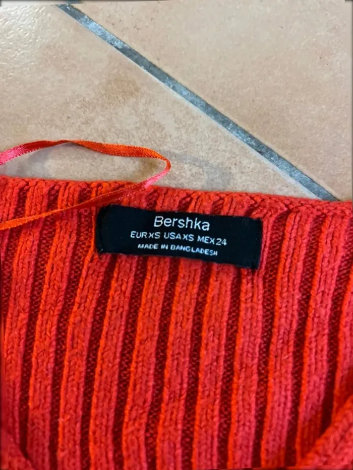 Superbe pull rouge - très bon état - bershka - taille XS - photo numéro 3