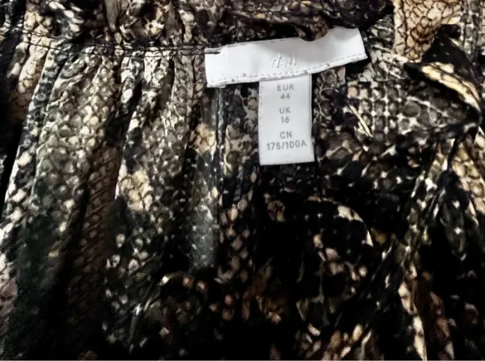 Très belle blouse taille 42/44 en très bon état, motif python noir et kaki - photo numéro 4