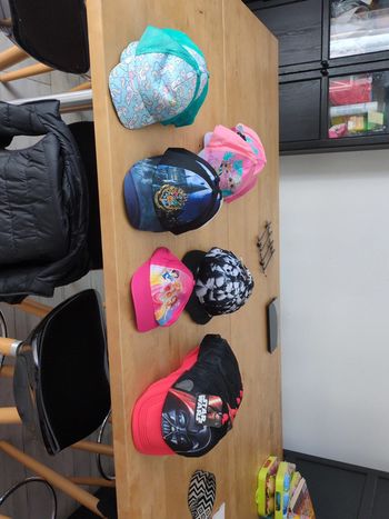 Lot de 43 casquettes enfants licence