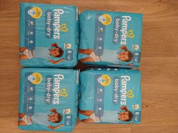 Lot de 4 paquets de Couches Pampers baby-dry taille 8
