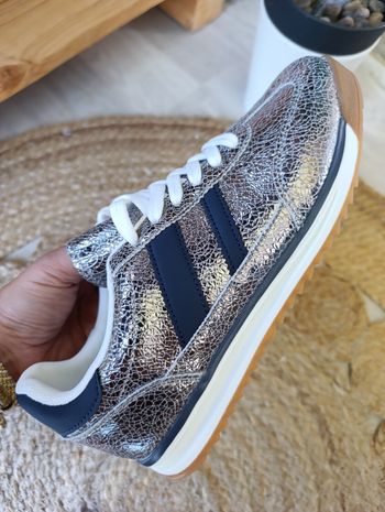 Baskets tendances argentées à bandes bleues   style Adidas