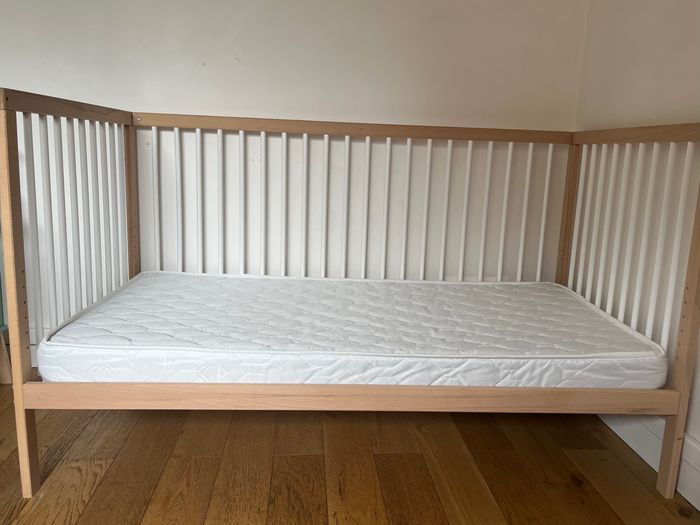 Parfait état - Lit enfant 0 à 5 ans, barreaux amovibles, sommier réglable, 70x140cm (+matelas) - photo numéro 2