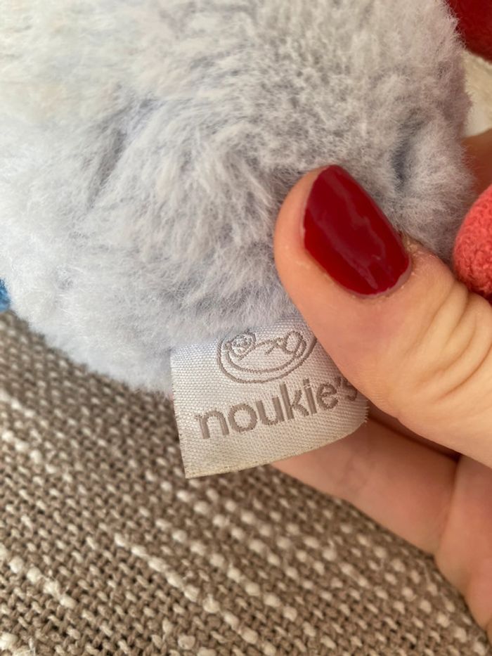 Peluche doudou d'éveil 25cm Noukie's Guss et Victor mouton brebis blanc bleu et rouge parfait état - photo numéro 4