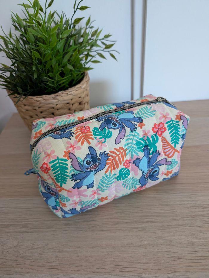 Trousse matelassée stitch pour rangement maquillage ou autre