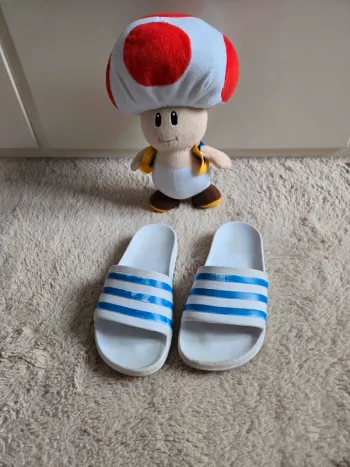 Claquettes Adidas taille 37