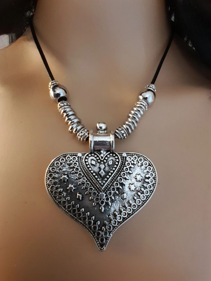 Collier Bohème, coeur et perles argentées avec cordon noir - photo numéro 3