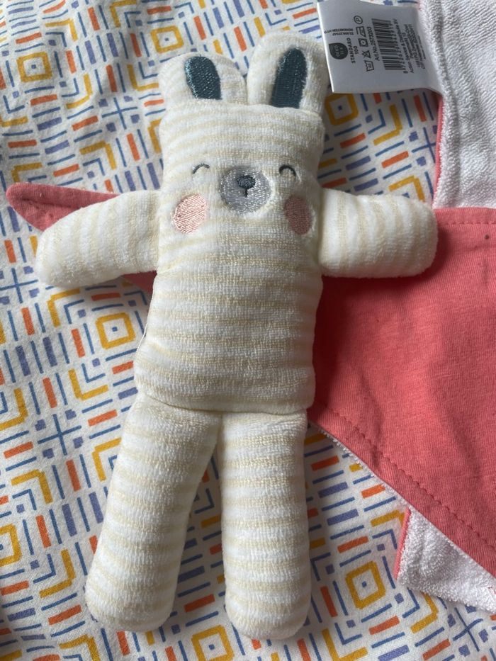 Lot de 4 bavoirs + un doudou - photo numéro 6