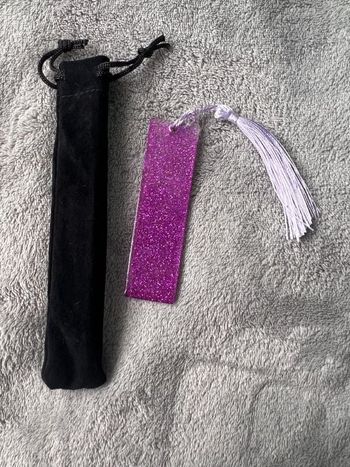 Marque page - violet - paillettes - pompon