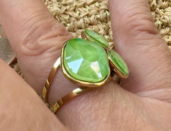 Bague réglable acier inoxydable or 3 pavés multi facettes verts - photo numéro 6